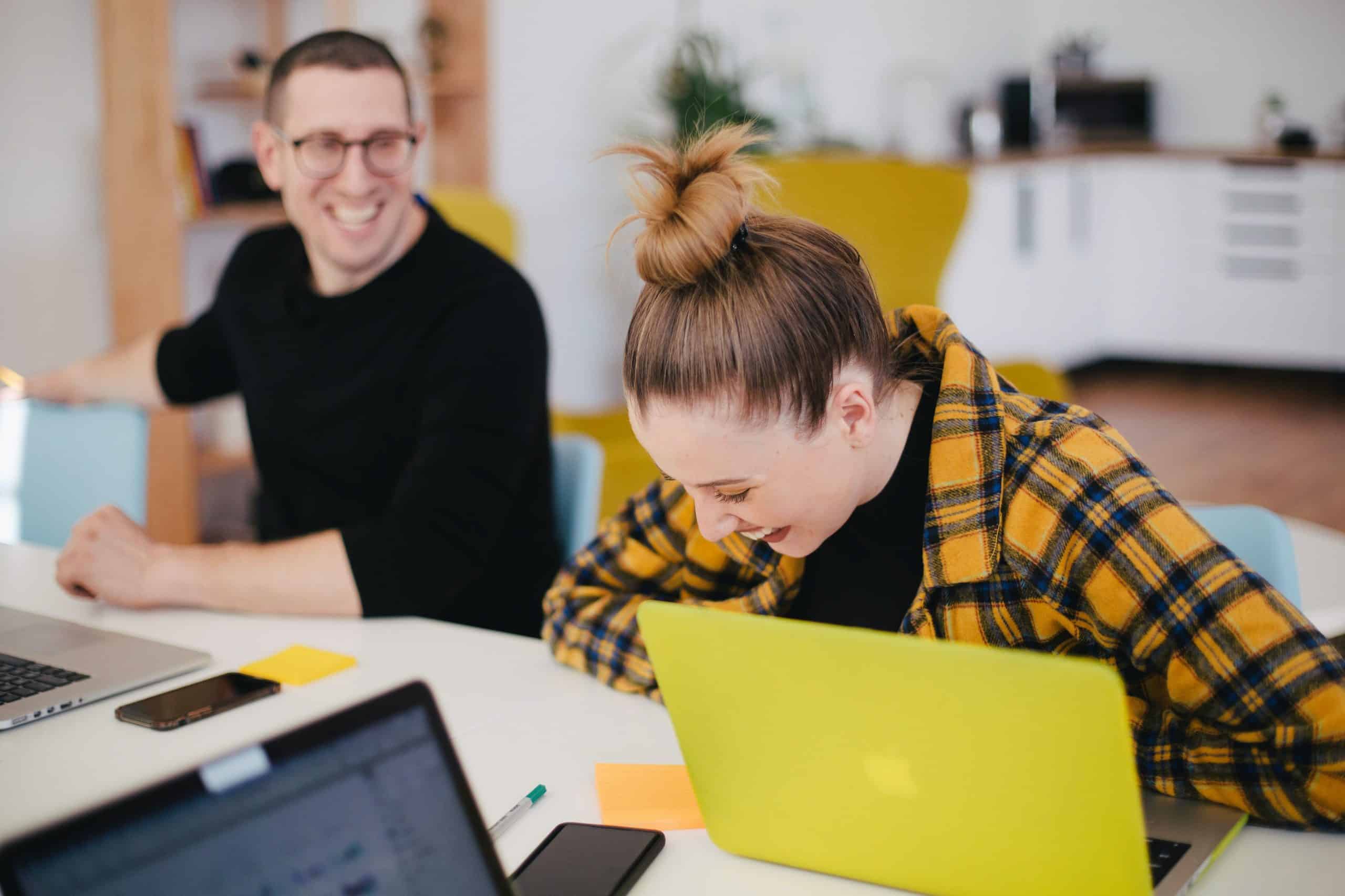 employés satisfaits grâce à une bonne stratégie de marque employeur